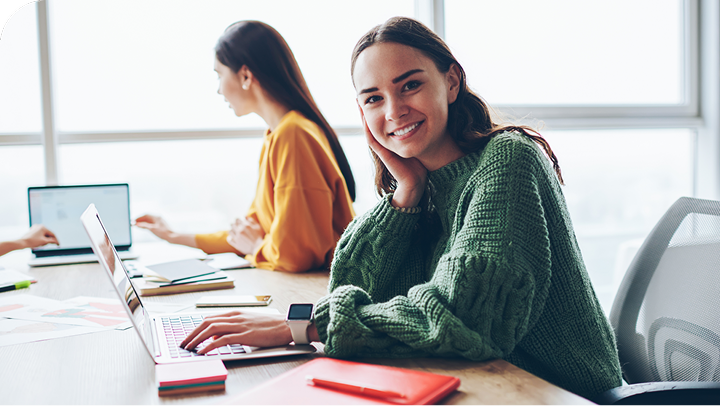 Estudiantes trabajando con laptops