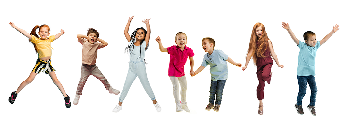 Niños saltando y divirtiéndose aprendiendo inglés