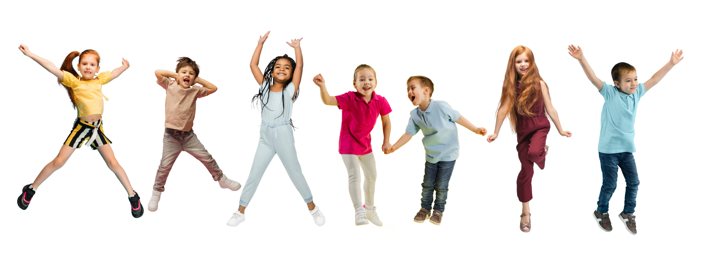 Niños saltando y divirtiéndose aprendiendo inglés