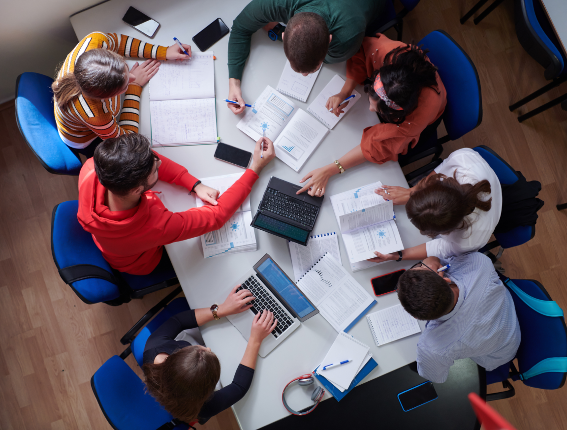 Grupo de estudiantes trabajando juntos