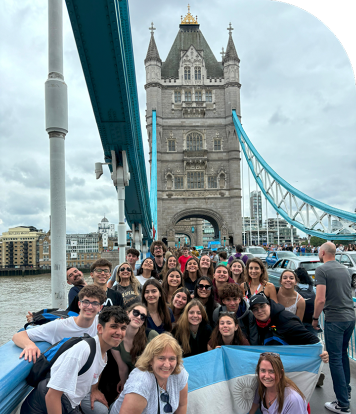 Estudiantes en el Tower Bridge de Londres